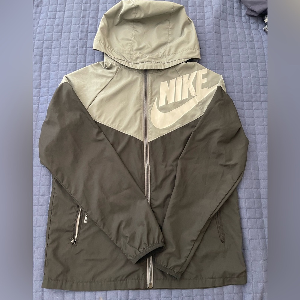 Nike boys size large wind breaker in like new condition.